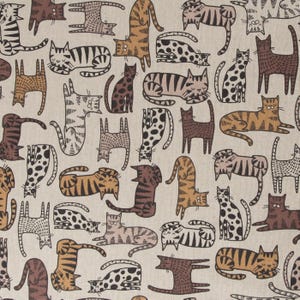 Peut inclure: Un motif répété de chats stylisés dans diverses poses et couleurs, dont le marron, le beige et le noir, sur un fond neutre. Les chats ont différents motifs, tels que des rayures et des taches, et sont disposés dans un design ludique.