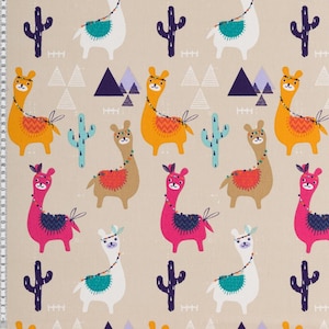 Könnte beinhalten: Beigefarbener Stoff mit einem sich wiederholenden Muster aus farbenfrohen Lamas, Kakteen und geometrischen Formen. Die Lamas sind in Weiß, Orange, Rosa und Braun dargestellt, mit dekorativen Details. Die Kakteen sind türkis und die geometrischen Formen sind lila.