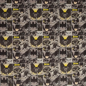 Könnte beinhalten: Ein sich wiederholendes Muster mit Batman-Comic-Panels in Schwarz, Weiß und Grau. Die Panels enthalten Bilder von Batman, dem Batman-Logo und dem Wort "Batman" in Gelb. Der Hintergrund ist hellgrau.