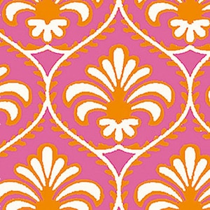 Könnte beinhalten: Ein sich wiederholendes Textilmuster mit einem leuchtend rosa Hintergrund und stilisierten weiß-orangen Fleur-de-Lis-Motiven, die in einem Gitter aus weißen geschwungenen Linien angeordnet sind. Das Design bildet ein symmetrisches, geometrisches Blumenmuster.