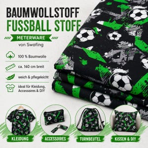 Könnte beinhalten: Schwarzer Baumwollstoff mit einem Muster aus grünen und weißen Fußbällen sowie abstrakten grafischen Elementen. Der Stoff ist 140 cm breit und liegt in Lagen gefaltet. Beispiele für fertige Produkte sind T-Shirt, Täschchen, Turnbeutel und Kissen.