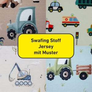 Peut inclure: Tissu avec un motif répété de véhicules, dont des tracteurs, des voitures et une ambulance, dans des tons de bleu, vert et rouge. Le tissu présente également le texte "Swafing Stoff Jersey mit Muster" dans un rectangle jaune.