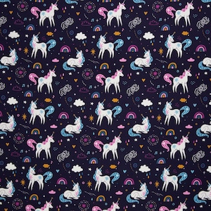 Könnte beinhalten: Ein sich wiederholendes Muster aus weißen Einhörnern mit rosa und blauen Mähnen und Schwänzen auf einem dunkelblauen Hintergrund. Das Design umfasst Regenbogen, Wolken, Sterne und Noten. Die Einhörner sind in verschiedenen Posen dargestellt.