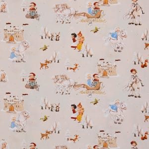 Puede incluir: Patrón repetitivo que representa una escena invernal con castillos, caballos, trineos, niños, ciervos, conejos y árboles. Las ilustraciones están sobre un fondo beige claro. La obra tiene un estilo caprichoso y evoca la magia del invierno.
