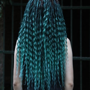 Curly Dreadlocks DE Natürliche Struktur und Aussehen Dreadlock Erweiterung Set Kanekalon Grau zu Licht Bild 5