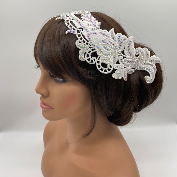 Casque blanc. Accessoires pour cheveux en cristal. Casque appliqué. Accessoires de cheveux de mode. Postiche du soir. Coiffure de mariée. Applique blanche.