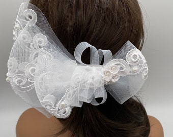 White Mesh And Lace Fascinator. Horsehair Hair piece. Lace Hair Accessories. Bridal hair accessories.Evening Headpiece.