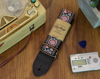 HipStrap Coral Haze Gitarrrem i vintagestil, läderändar, jacquardvävd och metalldetaljer. Handgjord. Fri frakt.