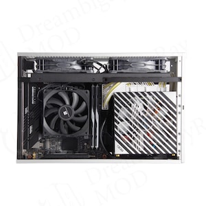 Op de afbeelding: Een zilveren computerkast met interne componenten zichtbaar. De kast bevat een zwarte CPU-koelventilator, een voeding met zwart-witte diagonale strepen en andere hardware. De componenten zijn netjes in de kast gerangschikt.