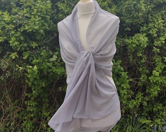 シルバーグレーのウェディング シフォン ショール: イブニング ウェディング ラップ、英国製ハンドメイド。