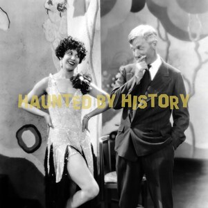 Puede incluir: Fotografía vintage en blanco y negro de una mujer con un vestido brillante y un hombre con traje. El texto "HAUNTED BY HISTORY" está en la imagen. La mujer sonríe.