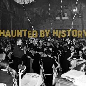 Può includere: Una fotografia in bianco e nero di una sala da ballo affollata con persone che ballano e festeggiano. Il testo "HAUNTED BY HISTORY" è sovrapposto all'immagine.