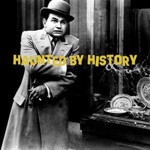 Op de afbeelding: Een man in pak en fedora staat voor een winkelruit met een gebarsten ruit. De tekst "HAUNTED BY HISTORY" is over de afbeelding gelegd.