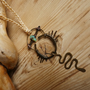 Pendentif serpent. Collier tribal et primitif. Médecine du serpent. Laiton et amazonite