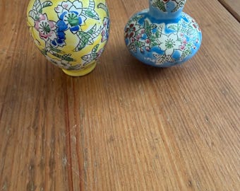 Twee vintage miniatuurgeschilderde vazen met knoppen (Japan)