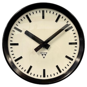 Può includere: Un orologio bianco e nero con un quadrante nero e lancette bianche. L'orologio ha una cornice nera e uno sfondo bianco. Il quadrante dell'orologio ha numeri romani neri e un triangolo nero con tre punti bianchi al centro. L'orologio ha un diametro di 30 cm.