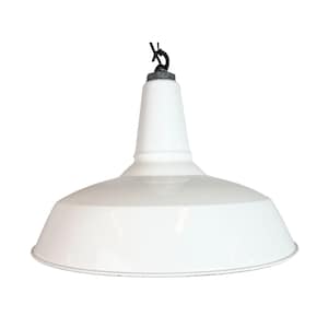 Può includere: Una lampada a sospensione bianco lucido con un ampio paralume in metallo a forma di campana. La parte superiore presenta un componente a collo cilindrico grigio e un gancio in metallo nero per la sospensione, dal design pulito e funzionale.