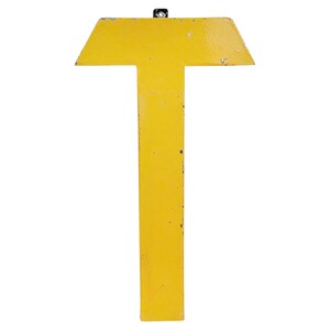 Letra T grande de fachada de hierro amarillo vintage, década de 1960