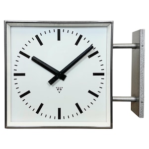 Große quadratische doppelseitige quadratische Fabrik-Wanduhr von Pragotron, 1970er Jahre