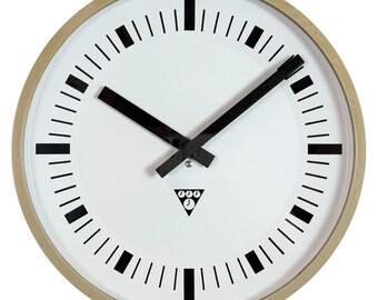 Industriële beige bakelieten wandklok uit Pragotron, jaren 70
