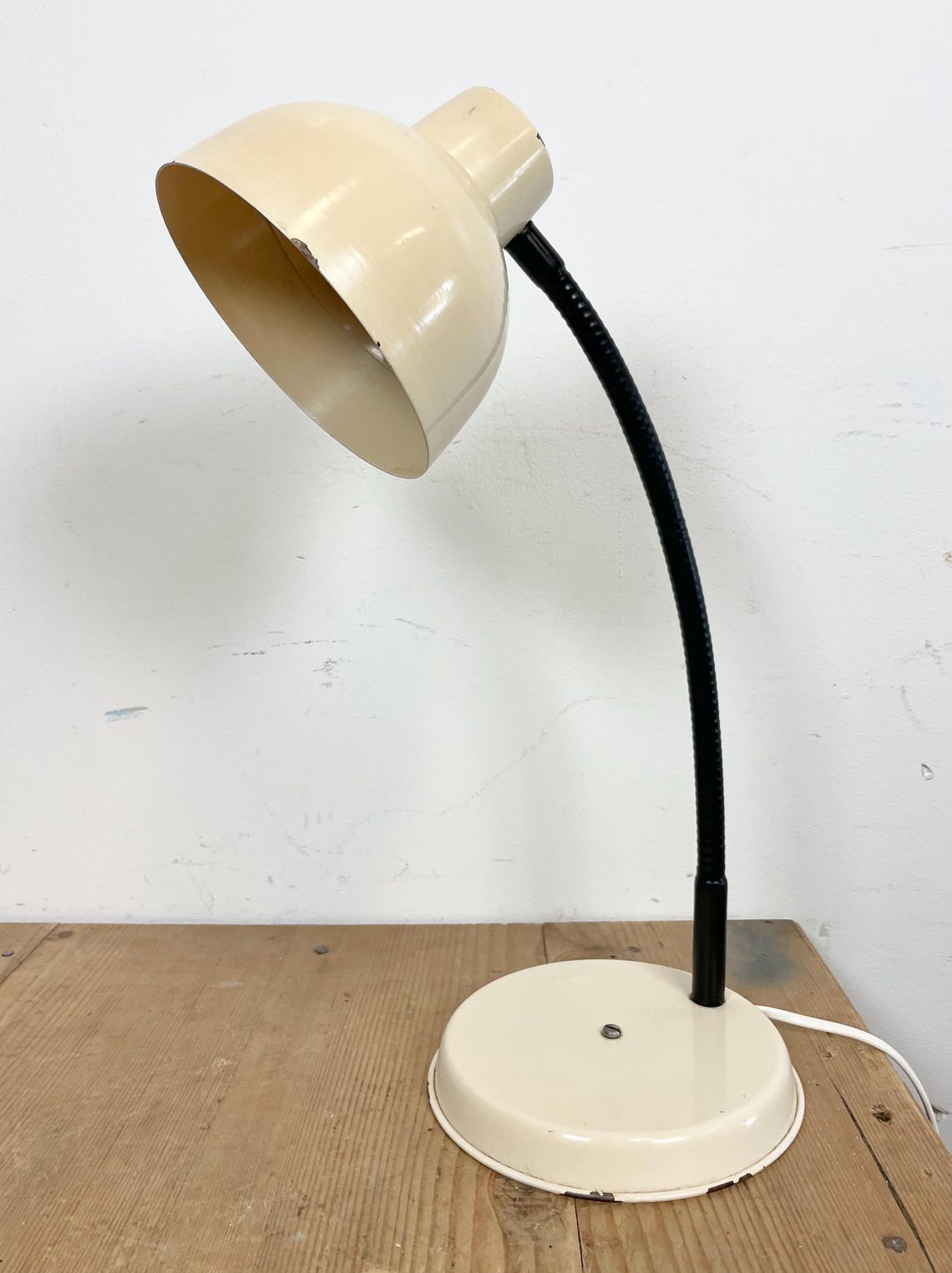 Beige Industrial Gooseneck Table Lamp, 1960s, foto 3 di 5