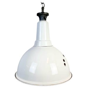 Puede incluir: Luminaria colgante de esmalte blanco con un gancho de suspensión de metal negro y tres pequeños agujeros en la parte inferior de la pantalla.