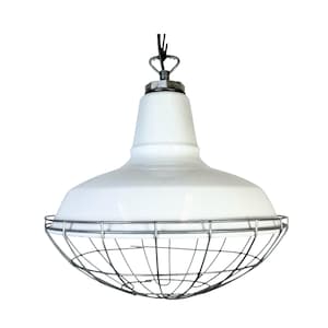 Puede incluir: Luminaria colgante de porcelana blanca con una jaula de alambre. La luz tiene un diseño industrial simple.