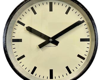 Orologio da parete nero da fabbrica industriale di International, anni '50