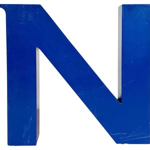 Letra N de fachada de hierro azul vintage, década de 1970
