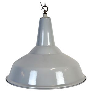 Puede incluir: Una lámpara colgante de metal gris con una pantalla ancha y poco profunda. La pantalla tiene una superficie lisa, ligeramente curvada y una forma simple y redondeada.