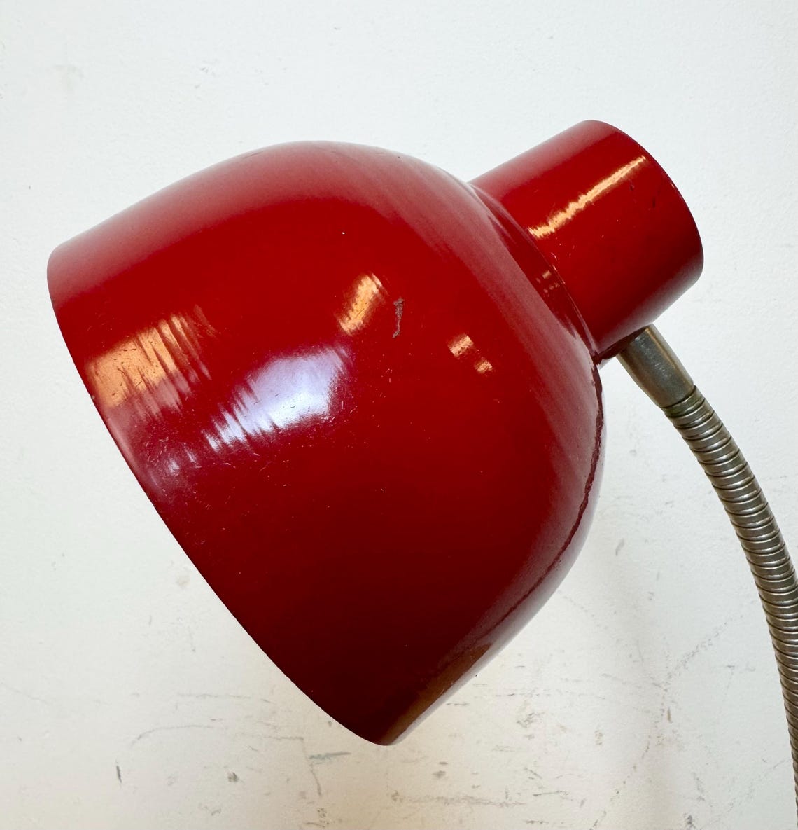 Red Industrial Gooseneck Table Lamp, 1960s, foto 3 di 5