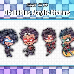 K&ouml;nnte beinhalten: Vier Acryl-Anh&auml;nger im Chibi-Stil mit DC-Charakteren in verschiedenen Kost&uuml;men, inklusive blauer, roter und gr&uuml;ner Masken und Outfits. Der Text Slayer Kirsis und DC: Robins Acrylic Charms steht &uuml;ber den Figuren auf einem karierten Hintergrund.