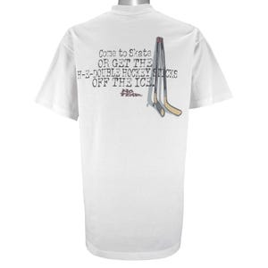 以下が含まれることがあります： 背面にグラフィックがプリントされた白い半袖Tシャツ。「Come to Skate OR GET THE H-E-DOUBLE HOCKEY STICKS OFF THE ICE.」というテキストが書かれています。テキストの下には「NO FEAR」のロゴと、2本のホッケースティックのイラストが描かれています。