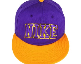 Nike - paarse pet met grote spell-out en logo uit de jaren 90 OSFA