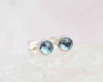 Joyería de topacio azul de Londres, pendientes pequeños, pendientes sencillos, pendientes azules, pendientes de cristal, pendientes minimalistas