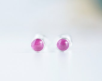 Aretes de rubíes genuinos Joyas de rubíes de plata esterlina Aretes pequeños Aretes pequeños Aretes de plata Aretes de poste Piedra natal de julio