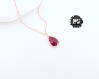 Gold Garnet Pendant Necklace Red Garnet Necklace Gold Red Necklace Red Crystal Necklace Gemstone Pendant Necklace Birthstone Pendant