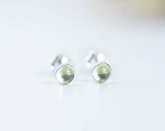 Peridotos - Pendientes de peridoto - Pendientes de tachuelas de plata - Pendientes de tachuelas diminutas - Joyas de peridoto - Pendientes pequeños - Piedra de nacimiento de agosto