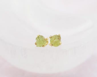 Orecchini di cristallo grezzo, orecchini di peridoto grezzo, orecchini di peridoto, orecchini con pietre preziose, orecchini a bottone, orecchini di pietra grezza