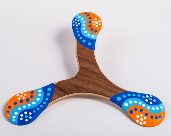 Holzboomerang für Erwachsene, handbemalt mit Barramundi-Motiv