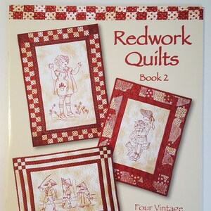 Peut inclure: Couverture du livre "Redwork Quilts, Livre 2" présentant quatre motifs de broderie rouge vintage de Tricia Cribbs. La couverture présente trois motifs de courtepointe en broderie rouge avec des points blancs sur un fond rouge.