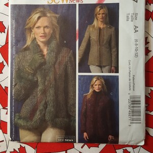 Peut inclure: Patron de couture McCall's Sew News pour une veste, taille AA (6-8-10-12). L'enveloppe présente trois photos de femmes portant différentes versions de la veste. La veste est une veste à manches longues, à col et à fermeture boutonnée. Le numéro du patron est M4927.