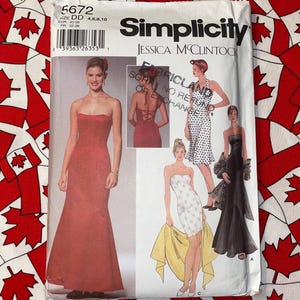 Peut inclure: Une pochette de patron de couture Simplicity, numéro 5672, pour des robes Jessica McClintock. Le devant présente des illustrations de divers styles de robes sans bretelles, dont une longue robe rouge à lacets, une robe à pois et une robe blanche courte.