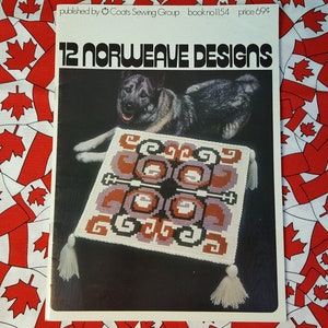 Peut inclure: Un livre intitulé "12 Norweave Designs" publié par Coats Sewing Group. La couverture du livre présente un chien brun et blanc couché sur un tapis tissé coloré avec des glands.