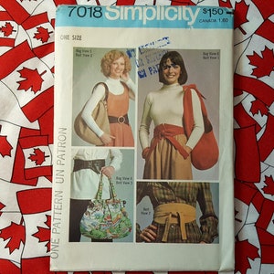 Peut inclure: Un patron de couture Simplicity pour un sac taille unique avec quatre vues différentes. Le patron est sur un fond blanc avec des drapeaux canadiens rouges et blancs en arrière-plan. Le numéro du patron est 7018 et le prix est de 150 $.