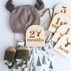 Jalons mensuels dans la nature - jalons de bébé cerf, jalons de chasse, bébé des bois, signe de bébé bois de cerisier, nom de bébé, jalon en bois