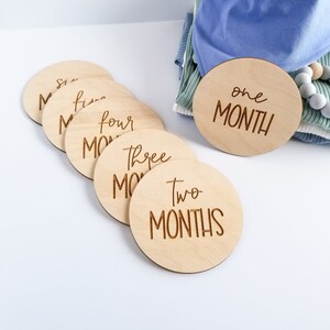 Jalons en bois pour bébé - disques de texte simple pour bébé, signe du mois de bébé, signe de bébé en bois, nom de bébé, nom de bébé en bois, décoration de chambre d'enfant