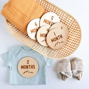 Disques d'étape importante pour bébé montagne - panneau d'étape mensuel, panneau du mois, panneau de bébé en bois, carte d'étape en bois, disques de 12 mois, décoration de chambre d'enfant