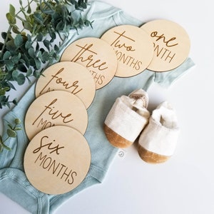 Lot de 6 jalons mensuels en bois cursif - disques jalons bébé, panneau bébé en bois, nom en bois, décoration de chambre d'enfant, souvenir de bébé