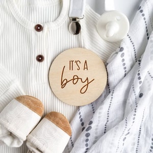 It's a Boy / It's a Girl Wooden Disc - Baby Announcement, Gender Reveal, Gender Announcement, Pregnancy Announcement, Pregnancy Milestone
